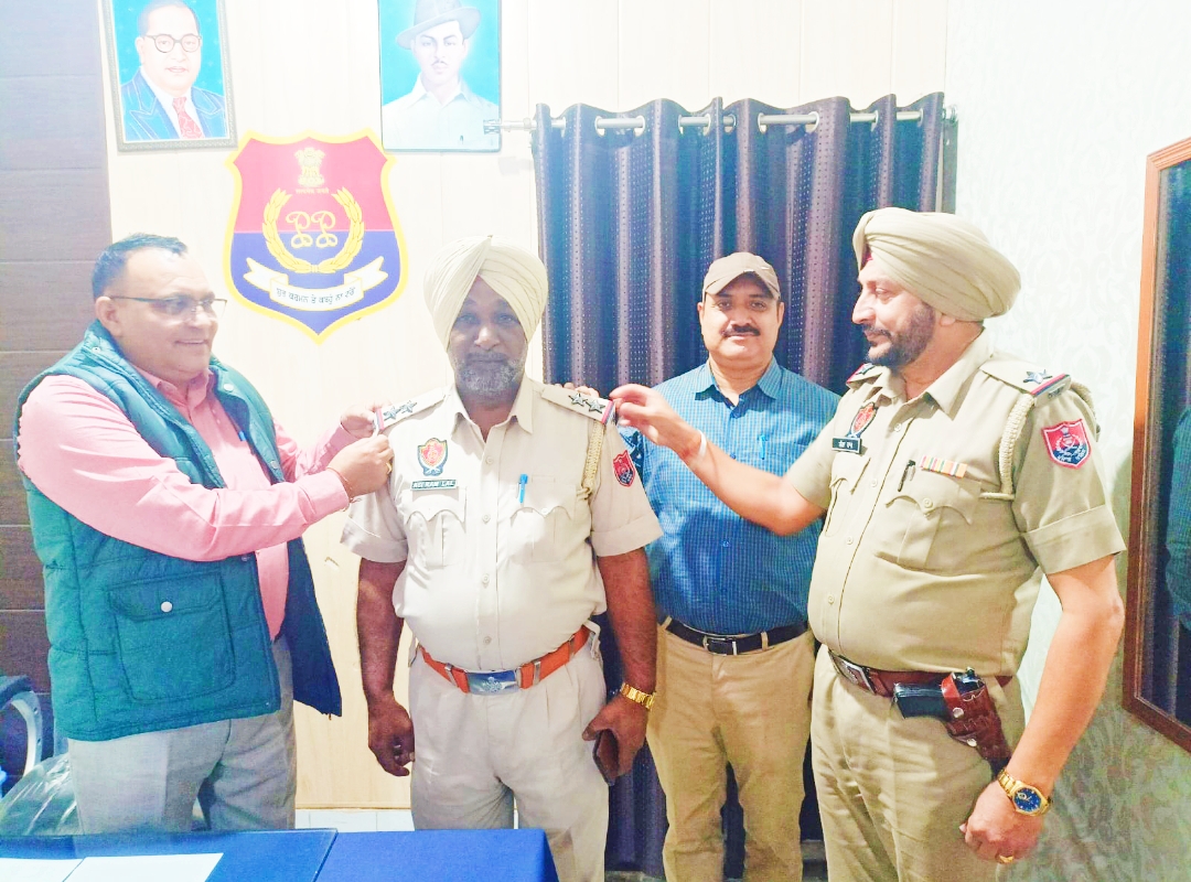 Mahilpur Inspector Balwinder Singh Jaura, ASI Jagga Ram and ASI Raj Kumar while giving the star of Sub Inspector (SI) to Chaudhary Ram Lal on his promotion.